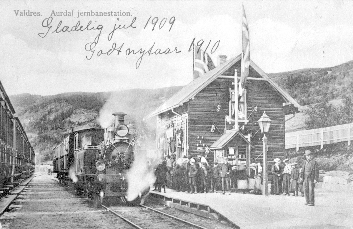 Postkort av Aurdal jernbanestasjon, 1907.