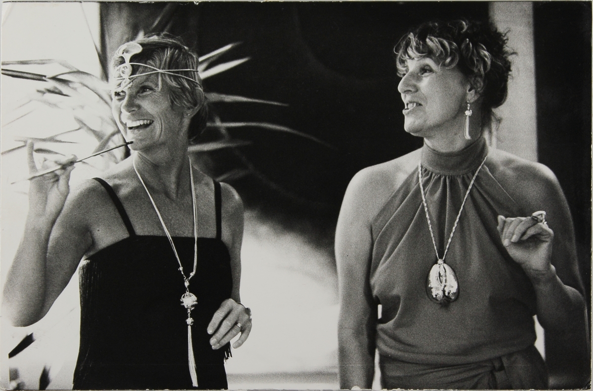 Två kvinnor iförda smycken av Rosa Taikon och Bernd Janusch.