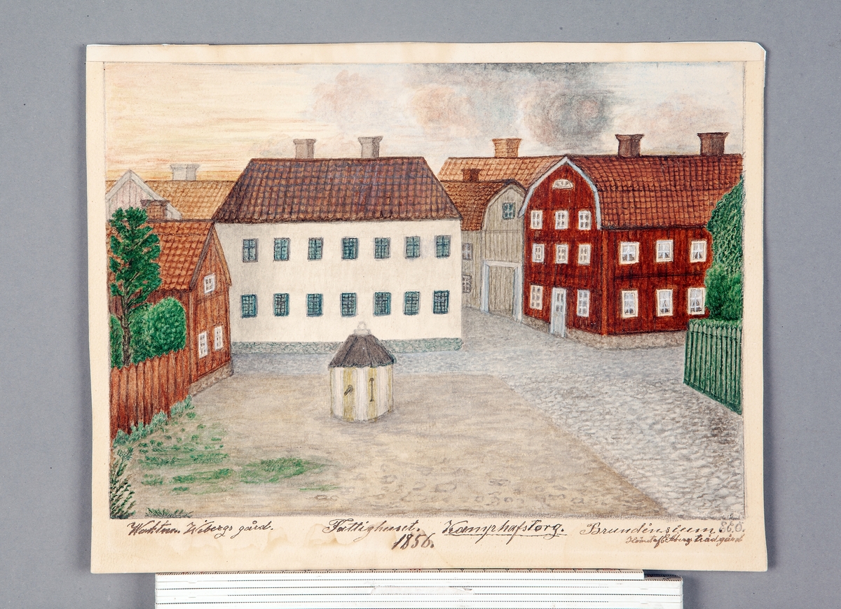Byggnader runt Kamphafstorg i korsningen S:t Olofsgatan och Övre Slottsgatan, Uppsala, 1856. Mitt på torget står en gul- och vitmålad brunn.