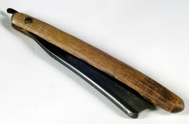 Hopfällbar rakkniv med skaft av brunbetsat trä och kraftigt blad av stål stämplat: PATENT. STEEL, JOHN BA...