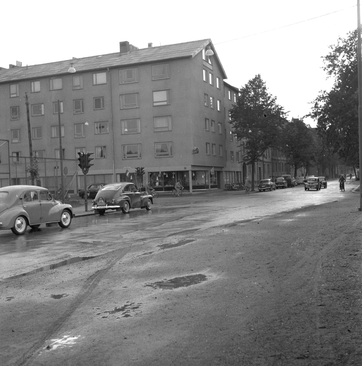 I den gatukorsningen stannade Olle Möller.
3 juli 1959. 
Gatukorsningen Järnvägsgatan och Alnängsgatan.
