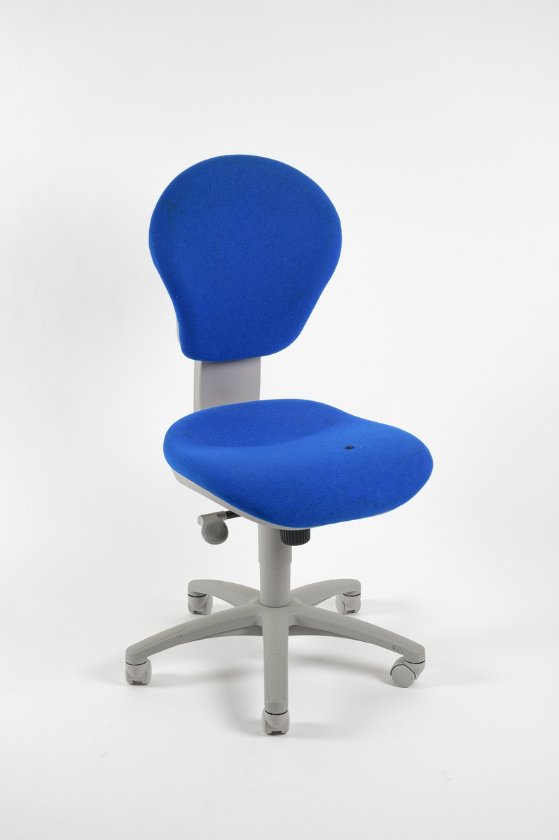 Kontorsstol med blå, stoppad sits och ryggstöd. Baskonstruktionen är tillverkad av grå plast. Stolen kan rulla och står på fem hjul.