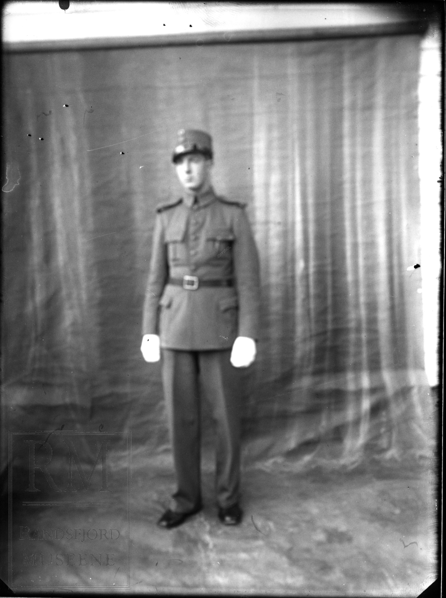 Portrett av en soldat i uniform.