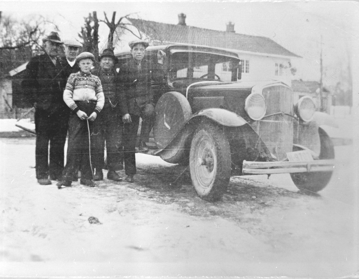Personar med bil ved Løvlund i 1942.  På bilde nr. 1 (Tre kvinner framfor): Frå høgre Aslaug Folkestad Glenna, Ragna Glenna Eilefsen, tredje person ukjent.