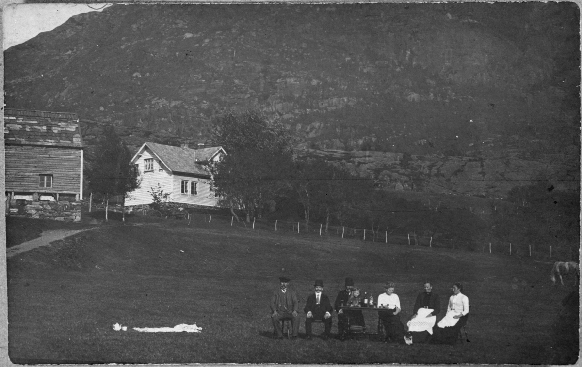 Gardstunet til garden Birkenes i Etne, ca. 1913-14.