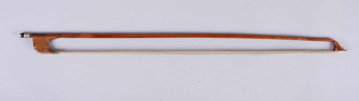 Bue i lyst tre. Perlemorskyver, 8 - kantet skrue i metall og ibenholt, med perlemorsøyne.