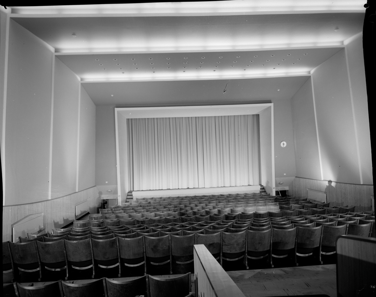 Salen i Egersund kino sett i begge retninger, med og uten sceneteppe.