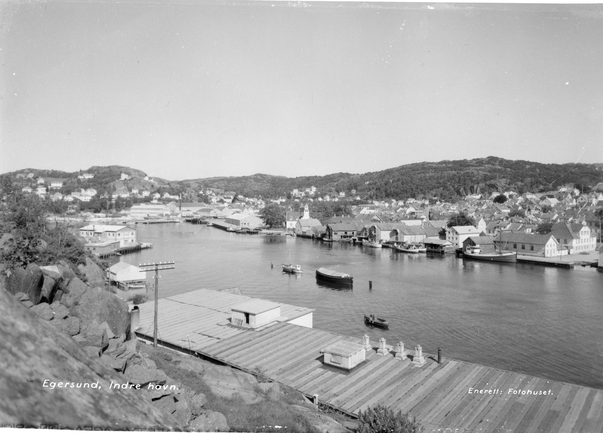 Egersund sett fra Kontrari. Egersund kirke er midt i bildet og innerst til venstre ses Egersund Fayancefabrikk. Nederst på bildet står det "Egersund, Indre havn." og Enerett: Fotohuset."