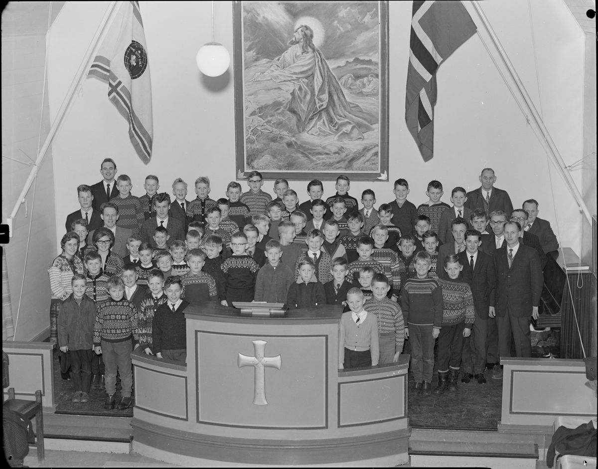En stor gruppe barn og ungdommer i menighetshuset i Egersund.
