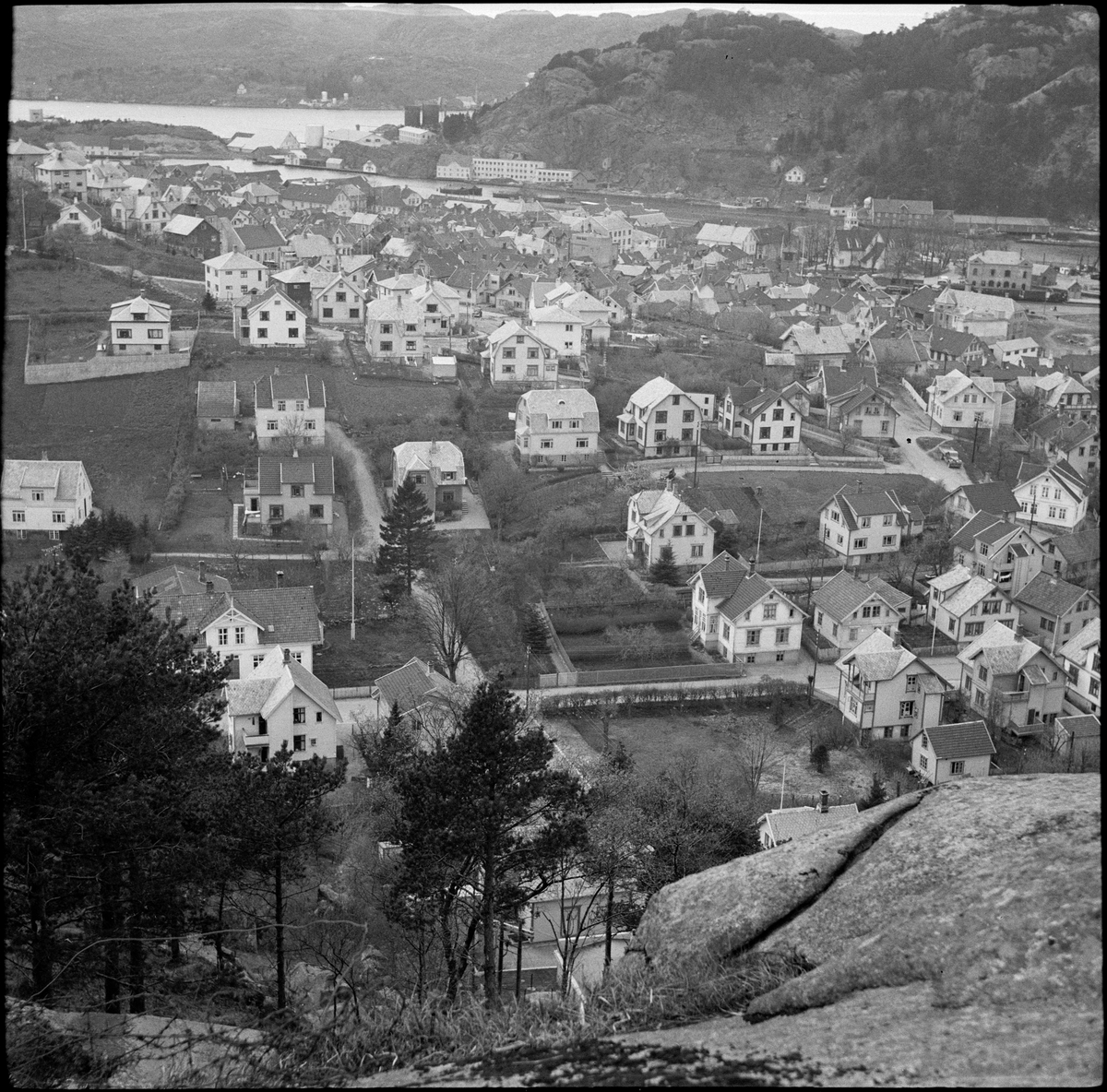 Utsikt fra Årstadfjellet mot sentrum av Egersund. Vågen møter Sundet ved Lindøy, i bakgrunnen.