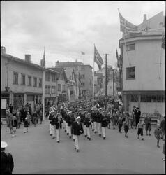 Et korps og flere sangforeninger marsjerer gjennom Egersund 
