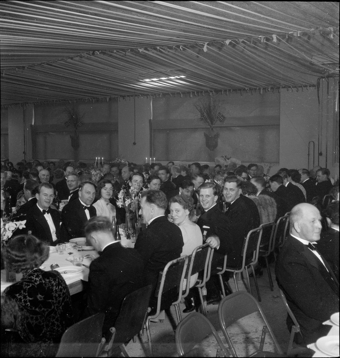 Middagsselskap med en stor, fullsatt sal i Egersund