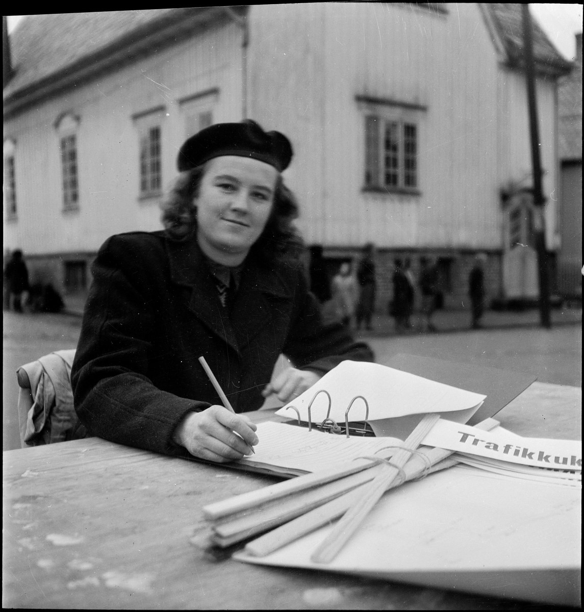 Trafikkuka i Egersund, 10.-16. november 1947. En konstabel dirigerer trafikken, og det arrangeres et sykkelrenn.