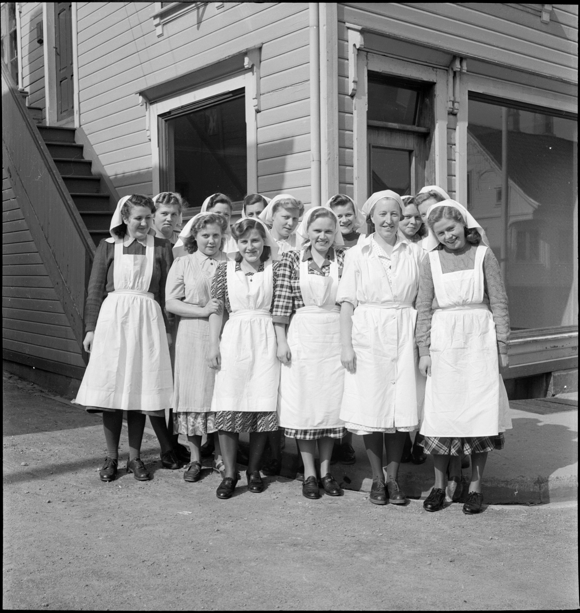 Elever fra husmorskolen utenfor Husmorhuset.