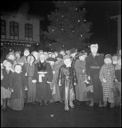 En gruppe barn utkledd som blant annet nisser på Egersund to