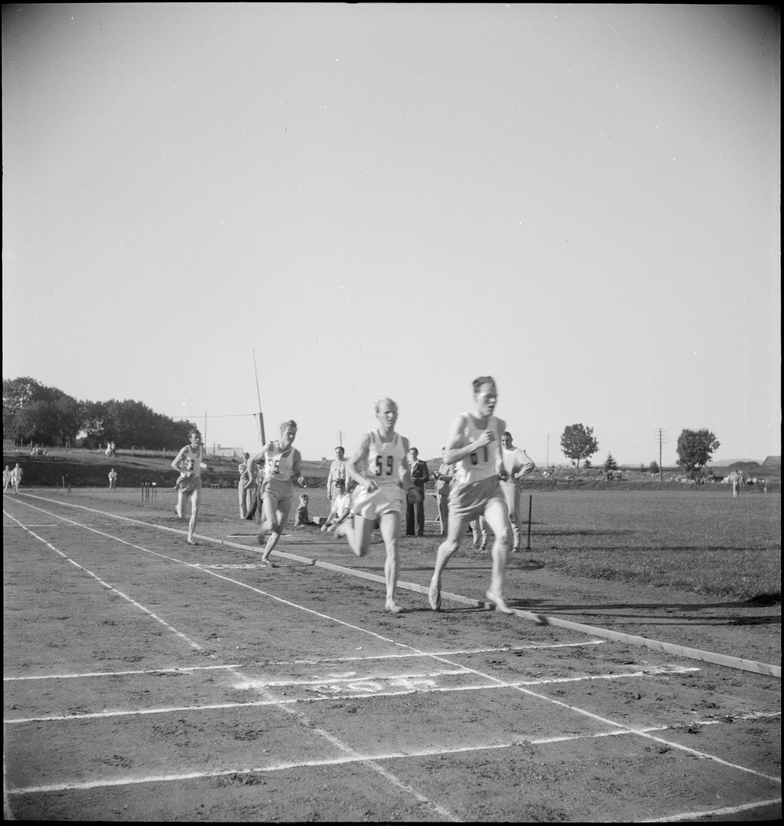 Bilder fra kretsmesterskapet i friidrett i Egersund i 1951. Det er utøvere fra Haugesund idrettslag (HIL), Stavangerklubben Skjalg og Egersund idrettsklubb (EIK). Det er bilder fra løp og lengdehopp. EIK-utøveren Odd Torgersen står til venstre på bilde 15, 16 og 17.
