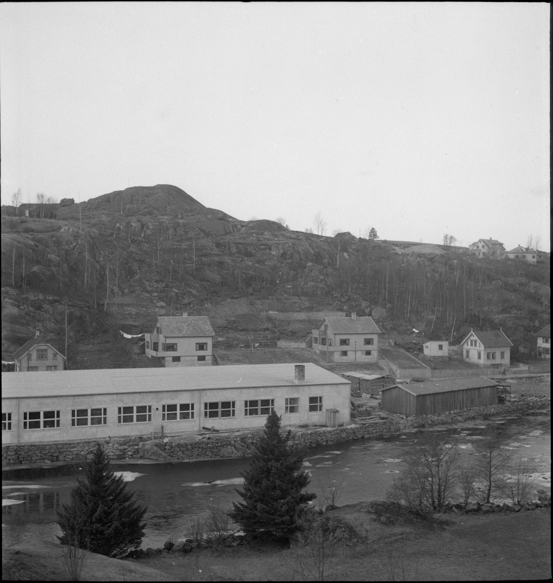Fabrikken "L. Jacobsens Møbelsnekkeri" sett fra ulike vinkler. Fabrikken lå mellom Nyeveien og Lundeåna i Egersund.