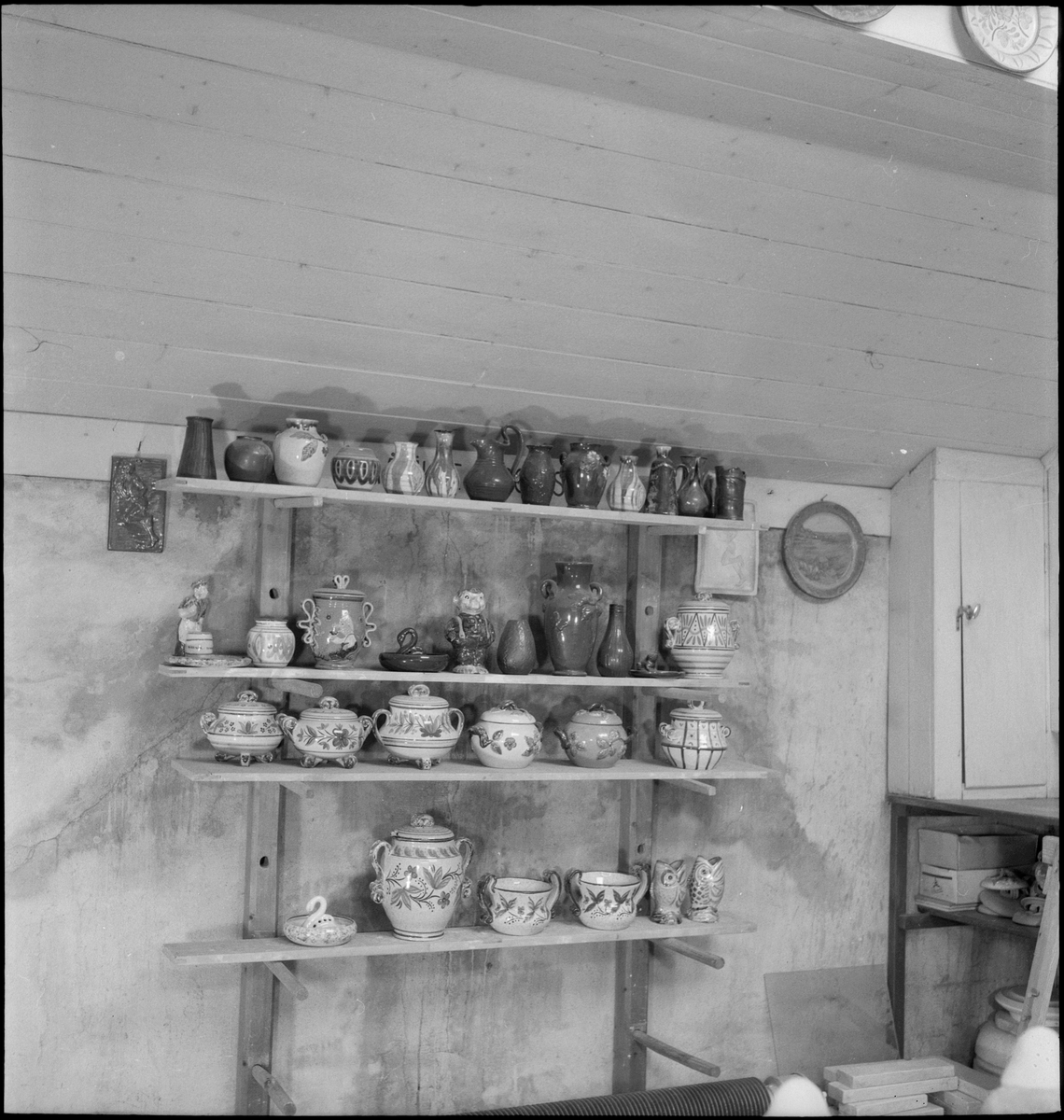 Keramiske produkter laget av Thorvald Olsen fra Egersund. Mange er rikt dekorert.