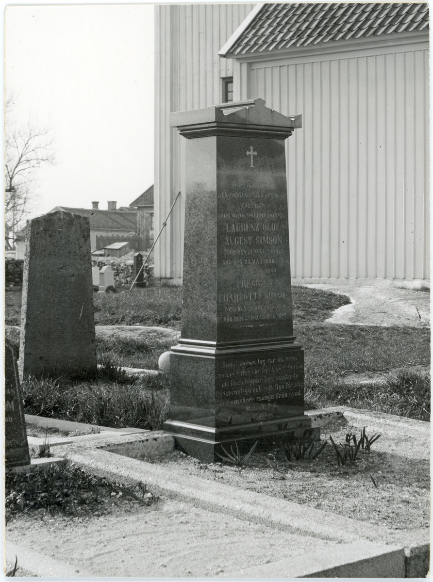 August Simsons gravsten på Käringöns kyrkogård 1924