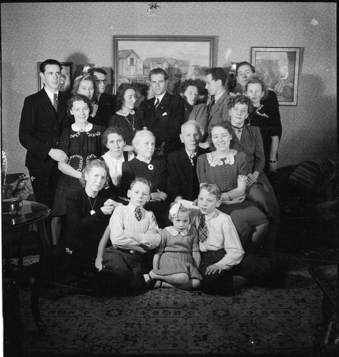 Familien Seglem samlet i en stue. Hendrik Seglem og Sara Anderssen med barn, barnebarn og inngifte.