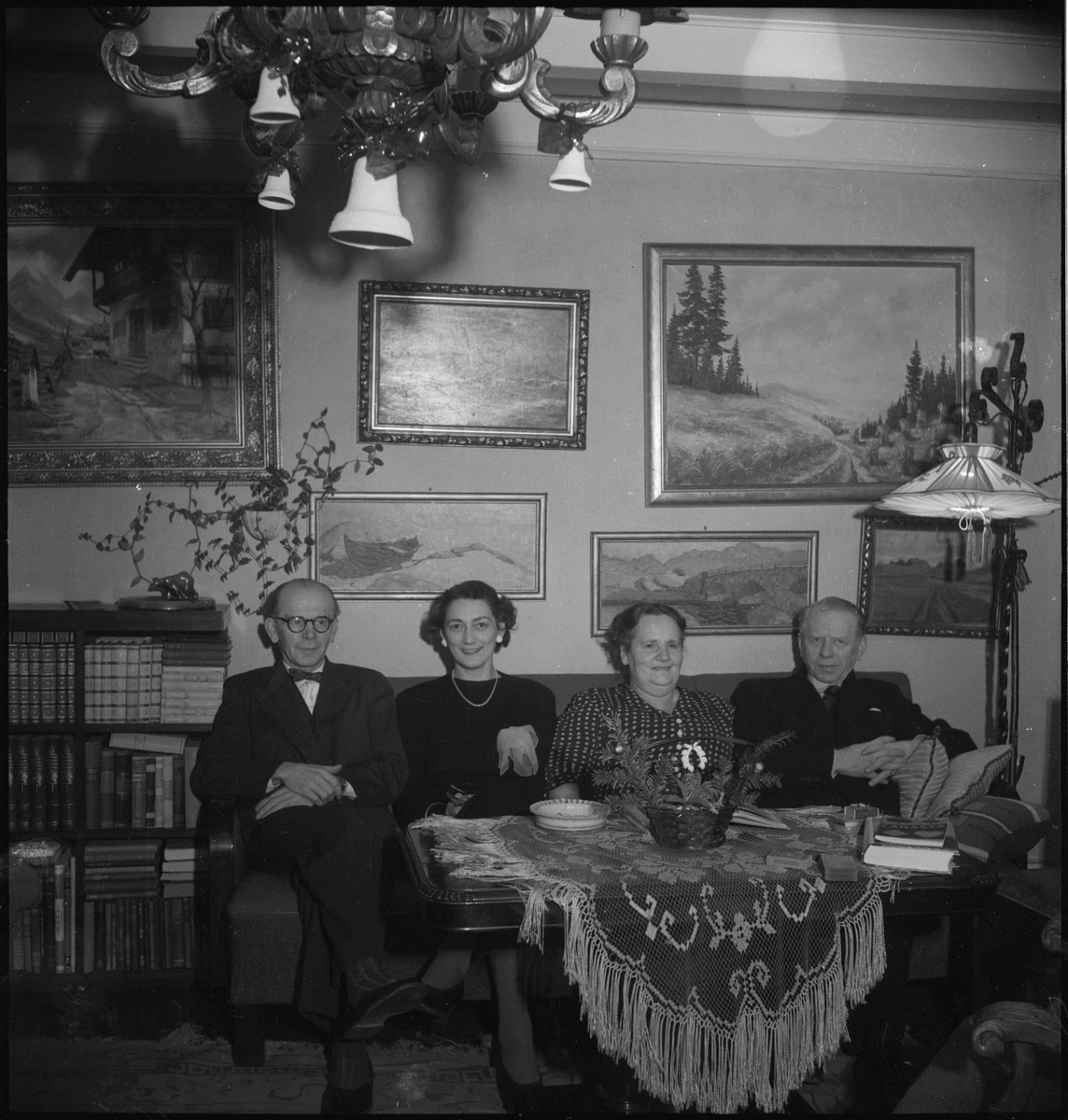 Helge Slettebø med familie i ei stue.