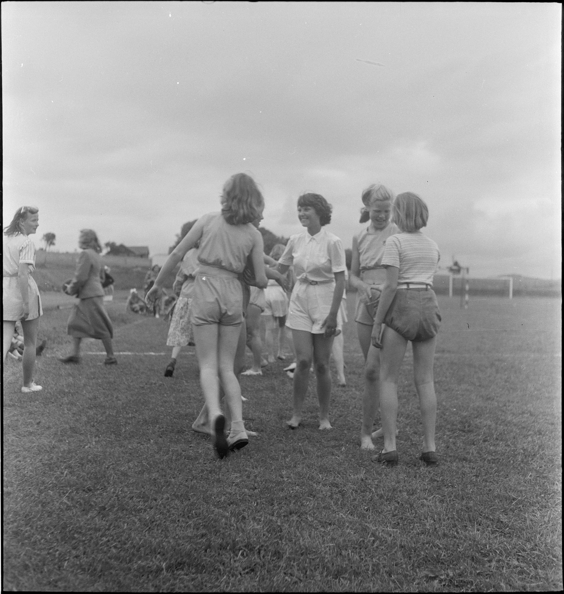 Gutter og jenter fra Korsør i Danmark på idrettsmarka i Egersund. Flere av guttene har på korpsuniform, og flere av jentene har på treningstøy.