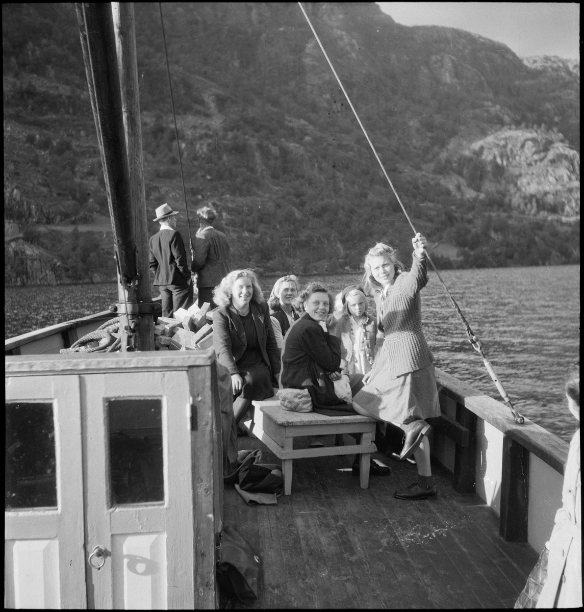 Familier på båttur på Ørsdalsvatnet i Bjerkreim.