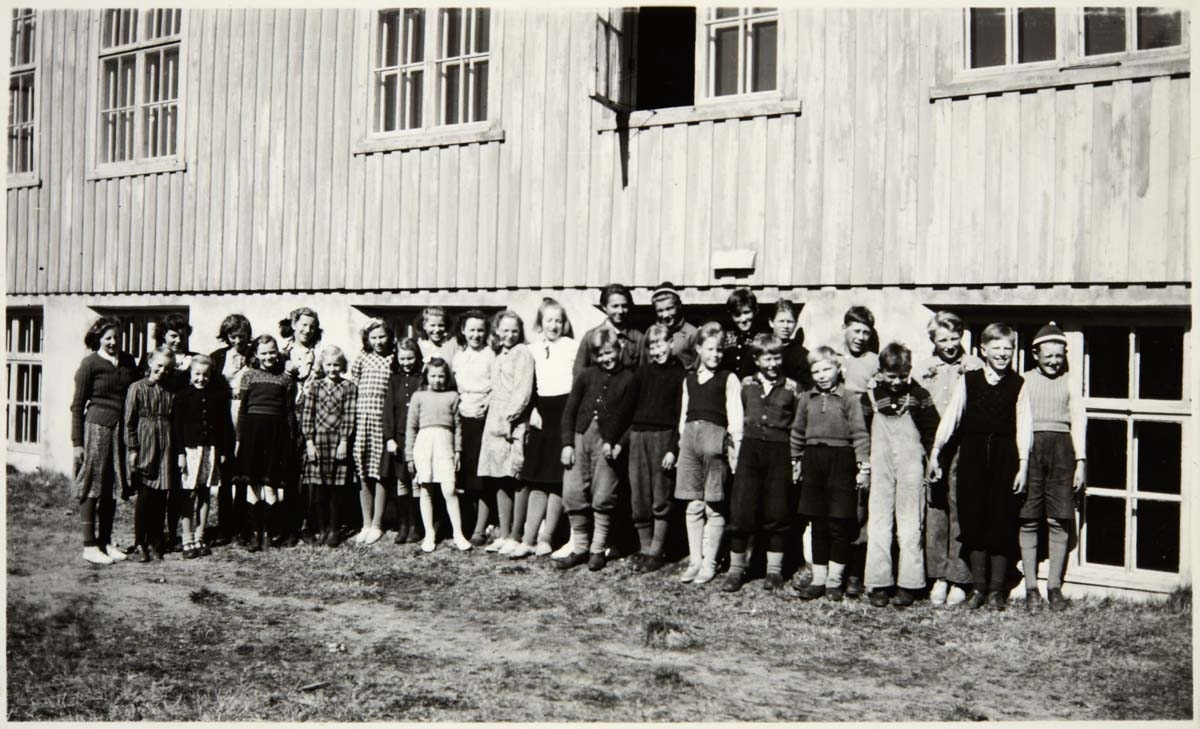 Leirfjord, Leland. Skoleklasse foran den nye skolen på Leland (nå kulturhus). Personene på bildet er ukjente.