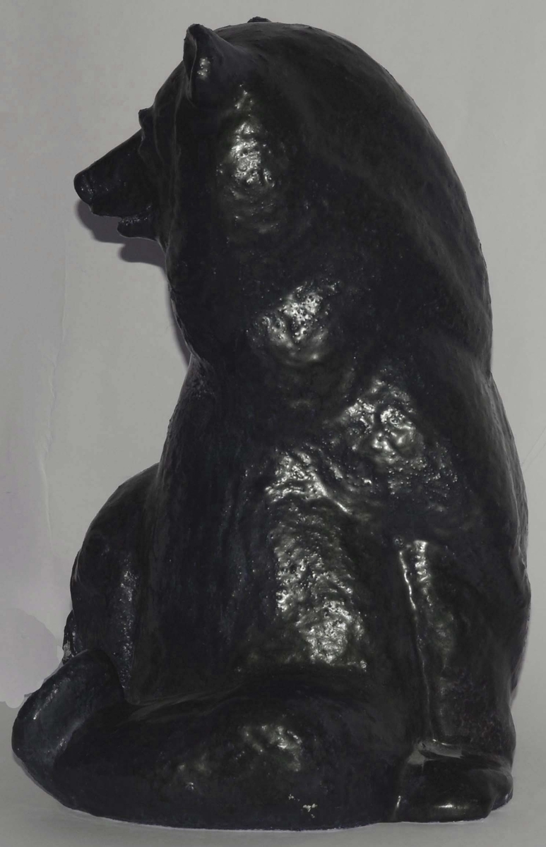 Figur eller skulptur formgiven av Lillemor Mannerheim vid Rörstrands. Titeln är Björn. Figuren tillverkades i stengods i 100 exemplar.