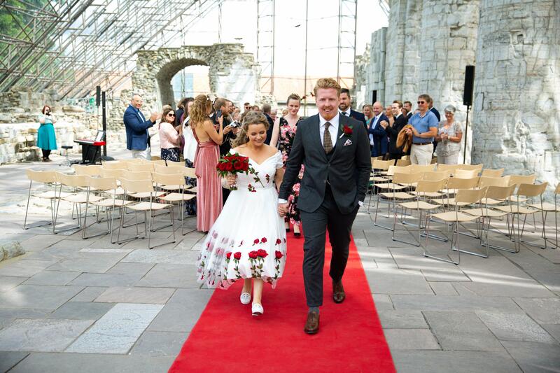 Lykkelige nygifte går ned midtgangen i Hamardomen.
