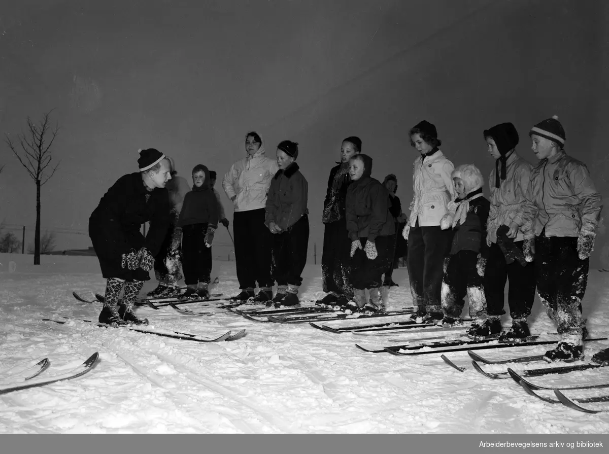 Framfylkingen. Oslo Framkrets arrangerer skiskole for medlemmene sine i Torshovdalen, 13. og 17. januar 1950. Instruktør Øivind Hansen til venstre.