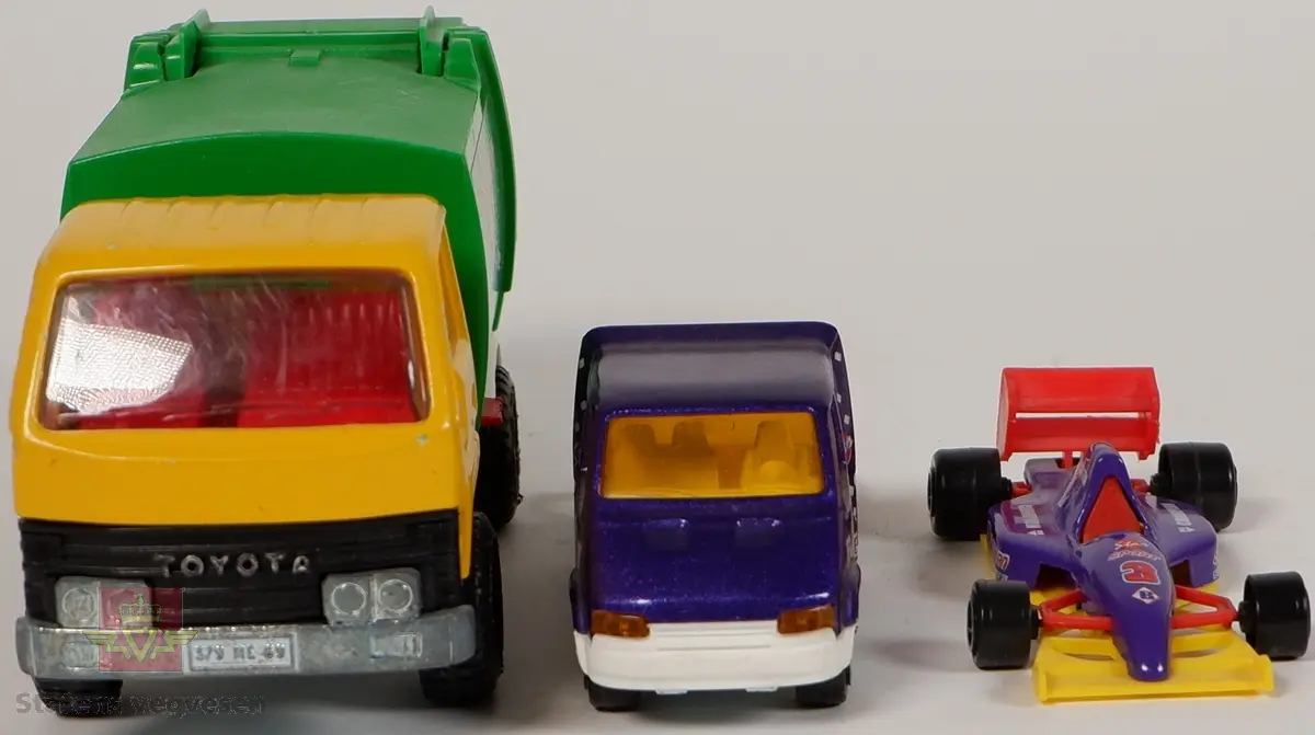 Tre miniatyrmodeller av kjøretøy. Alle har innskriften MAJORETTE samt et nummer på undersiden. Samlingen består av en lastebil type søppelbil, en racingbil og en servicebil til motorsport. Kjøretøyene er hovedsakelig laget av metall og plast. Hovedfargene er gul og lilla, størrelsen varierer fra skala 1:35 til 1:160.