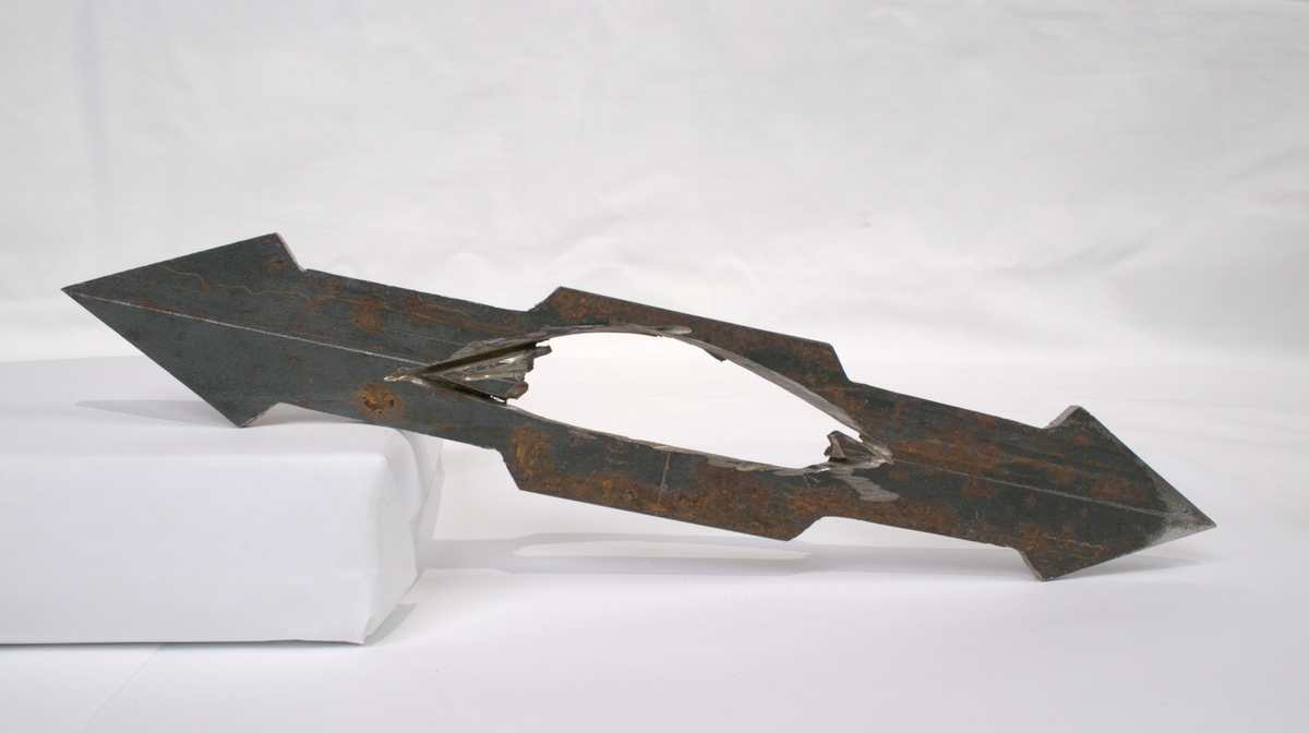 Slosshanske i metall med pileformede knivblader på sidene som er skarpeslipte og spisse.