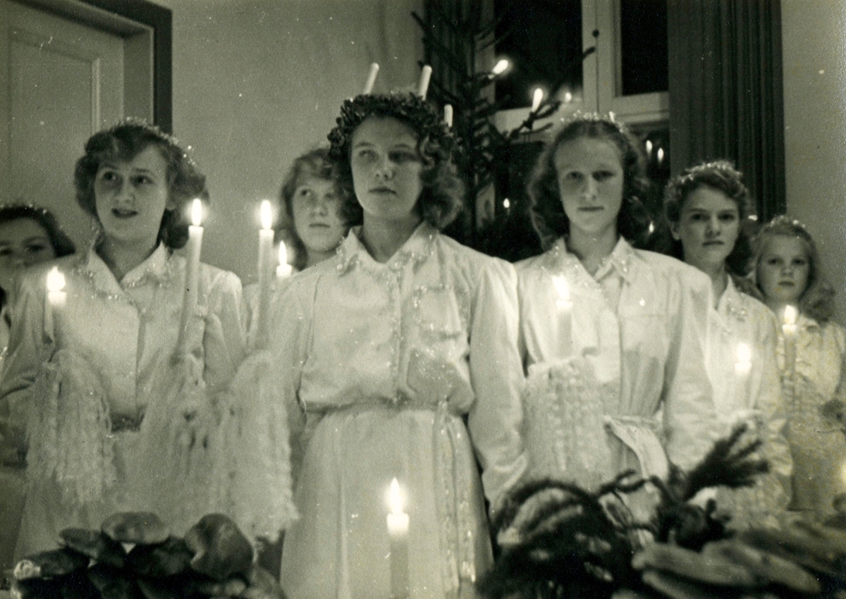 Luciatåg för Kållereds Missionsförsamling i Lilla salen, 1940-tal. Namnuppgifter saknas.