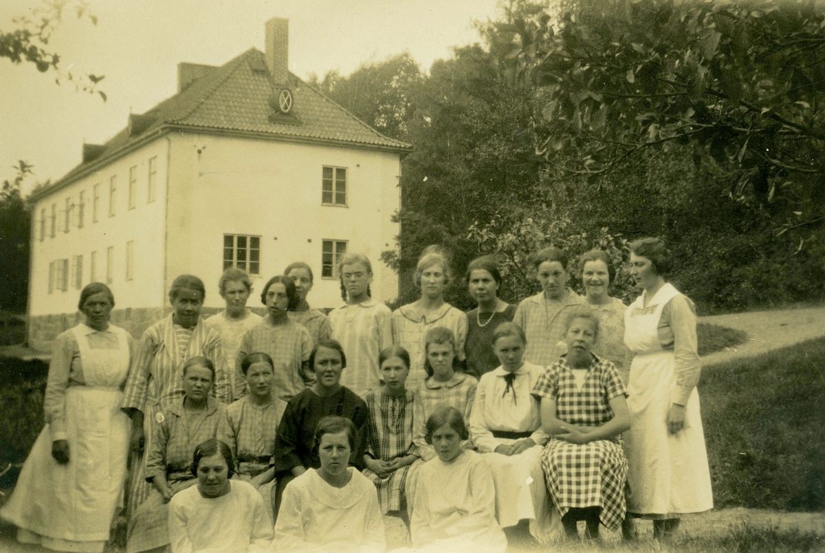 Personal och elever uppställda utanför "Flickornas arbetshem" vid Streteredshemmet (idag: Ängbackevägen 1-5) utmed Streteredsvägen, 1920-tal. En av sköterskorna är Karin Andersson, Livered "Majas". Byggnaden kallades även Trädgårdsvillan och "Vita villan".