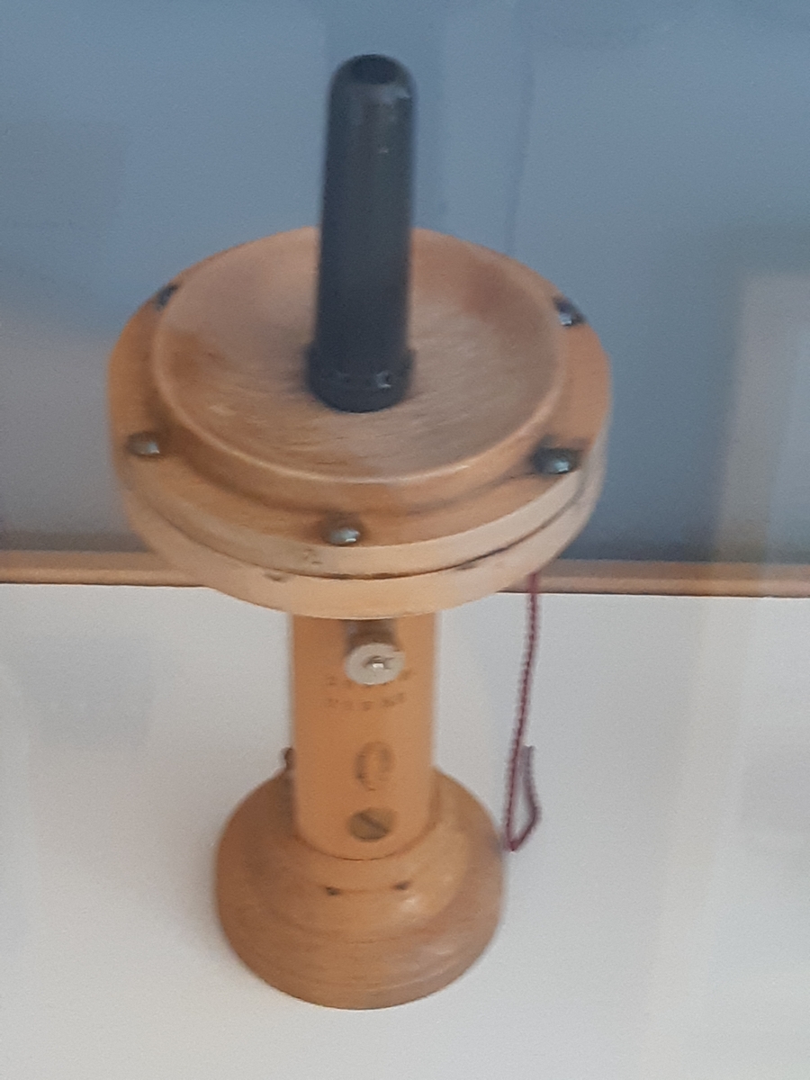 Magnettelefon med signaltrumpet, med trästomme, för lokal koppling. Nygjord vid förvärvet, efter Siemens modell.