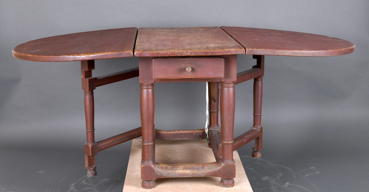 Klaffebord, klaffer med halvsirkel form, festet til hver langside av et rektangulært midtstykke.
