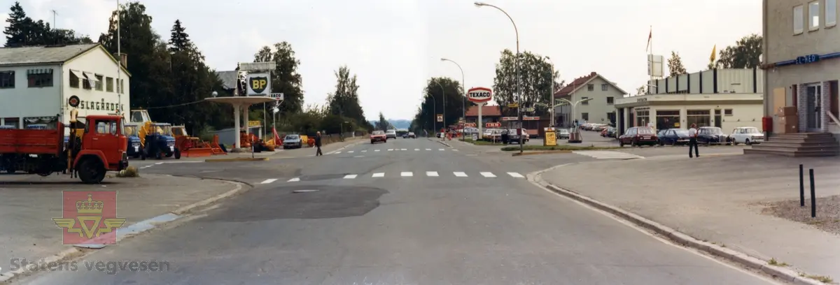 Bilde fra vegkryss Vangsveien - Ringgata på Hamar august 1976.  Bensinstasjonene BP og Texaco på hver sin side av vegen.