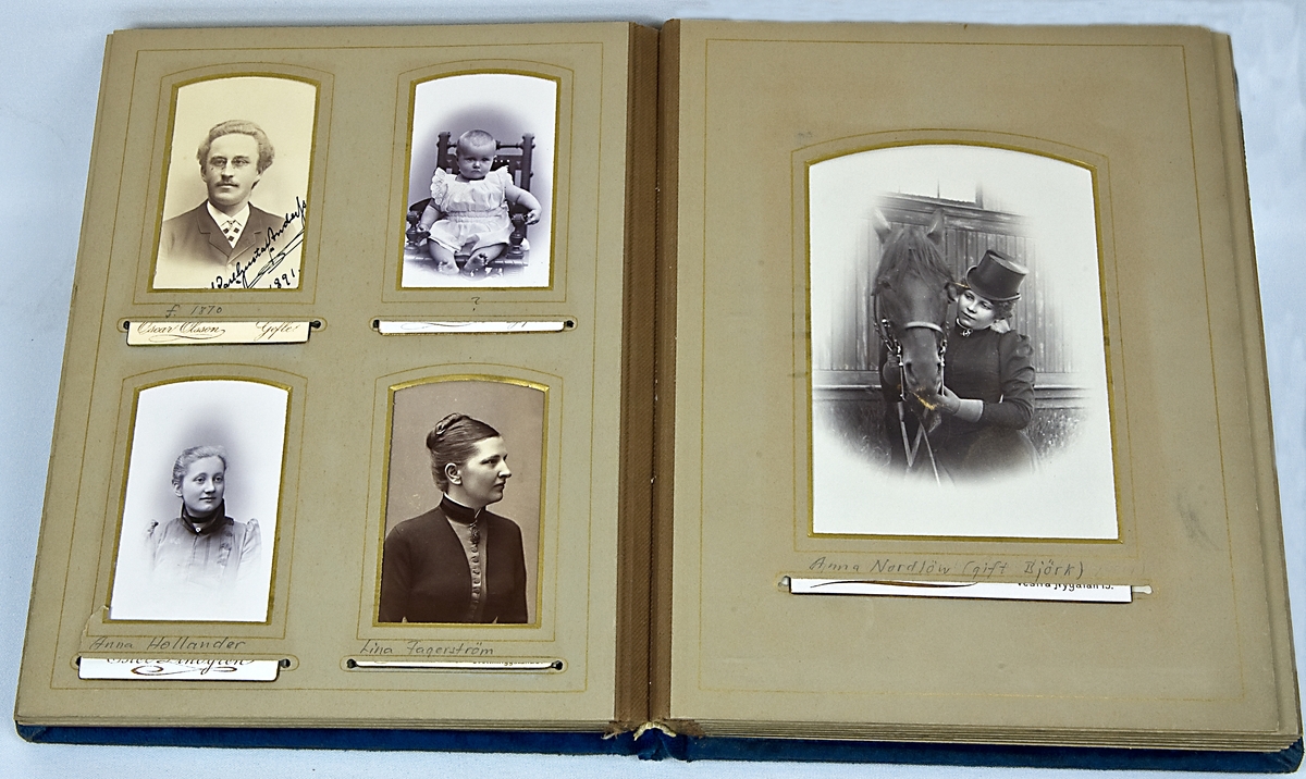 Fotoalbum, tjock blå sammet med mässingsbeslag. På framsidan fatts ett. Albumet innehåller fotografier av kända Gävlebor.