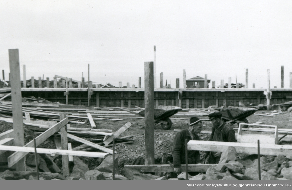 Nordkapp-platået. Bygging av den første Nordkapphallen er på gang. I bakgrunnen ser man det gamle posthuset og Oscarstøtten. 1957/58.
