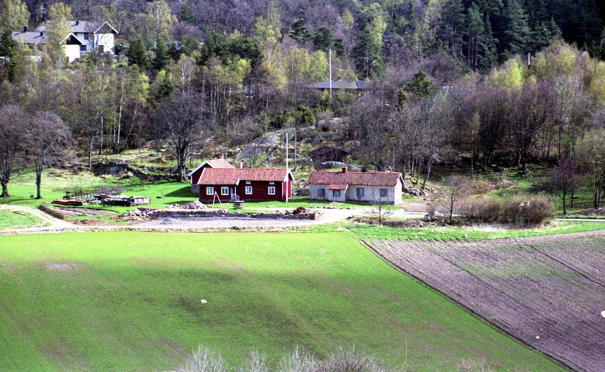 Gårdarna i Långåker, fotograferade med teleobjektiv från Labackaåsen cirka 1980 - 1990. Till vänster Hembygdsgården Långåker 1:3 och till höger Långåker 1:2 "Davids", "Derras". Längst upp till vänster ses villor på Färåsvägen.