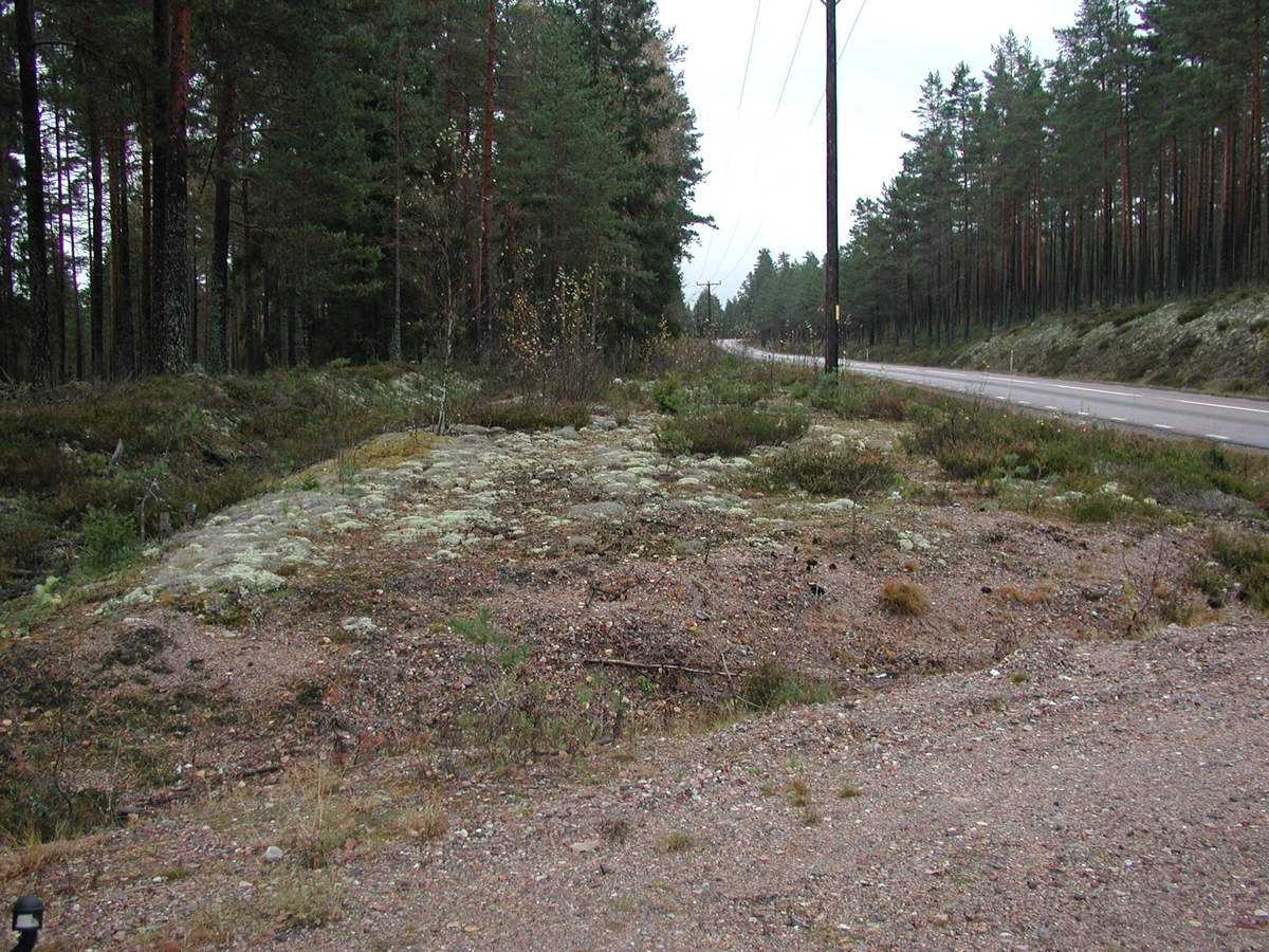 Foto i samband med arkeologisk utredning av väg 67, Valbo sn.
Äldre landsväg (8) fr N.