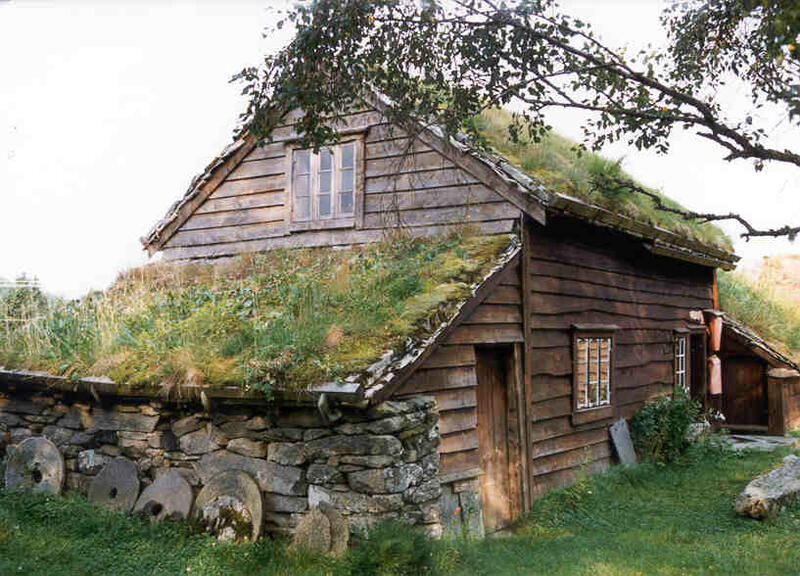 Osterøy Museum, gammelt stue med skut og steinvegg