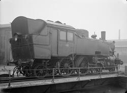 Damplokomotiv type 32b 332 på svingskiven utenfor verkstedha