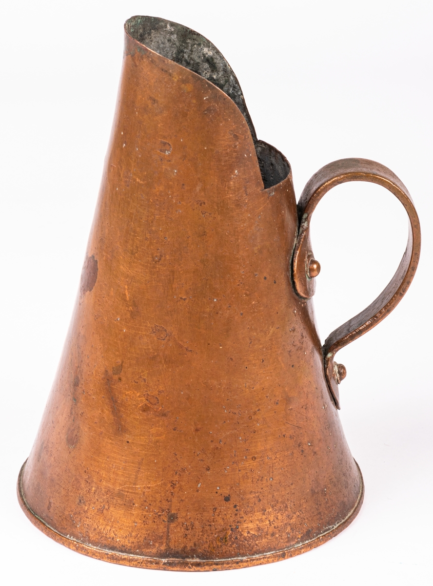Brännvinsmått av koppar, med ett handtag, krönt 1836.
