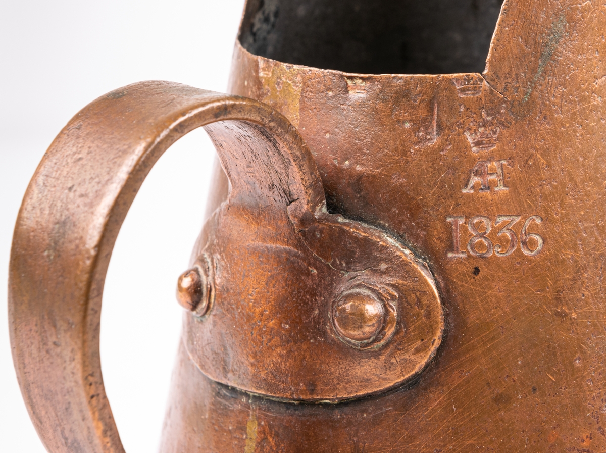 Brännvinsmått av koppar, med ett handtag, krönt 1836.