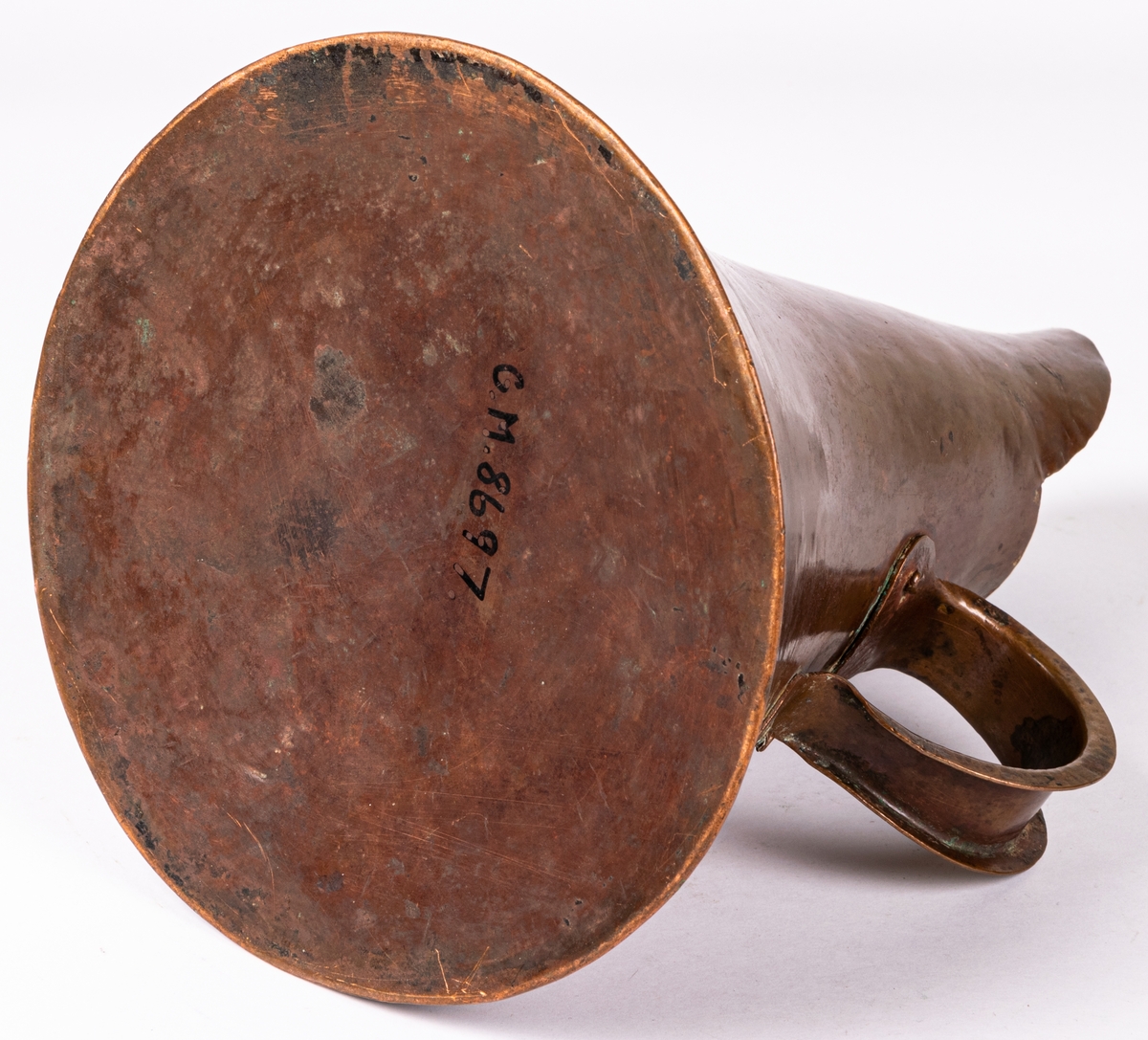 Brännvinsmått av koppar, med ett handtag, krönt 1853.