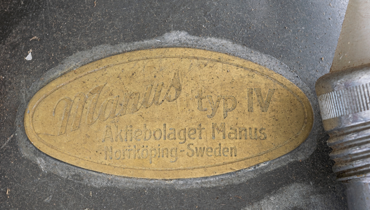Mjölkmaskin i form av metallspann och spenmunstycken. Modell Manus typ IV
Aktiebolaget Manus Norrköping Sweden.