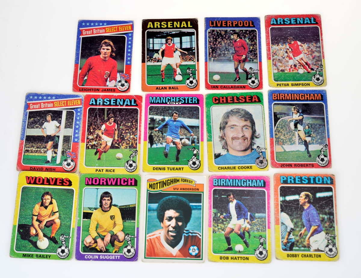Hvert kort er avbildet med forskjellige fotballspillere.