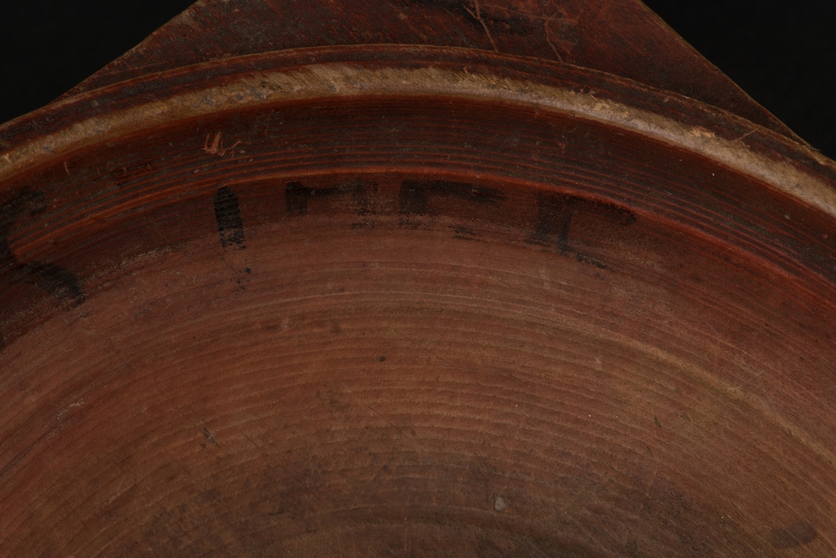 Rödfärgad snibbskål av trä.
Rund, svarvad skål, med fyra utskjutande snibbar. Spår efter svart dekor på snibbarna.
Inuti skålen finns initalerna H.P.S. och årtalet 1755 ditmålat i svart. Under skålet är initialerna N I och årtalet 1750 inristat.